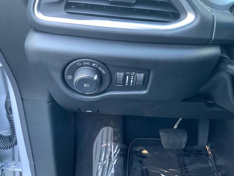 2026 Chrysler Pacifica Limited photo 8