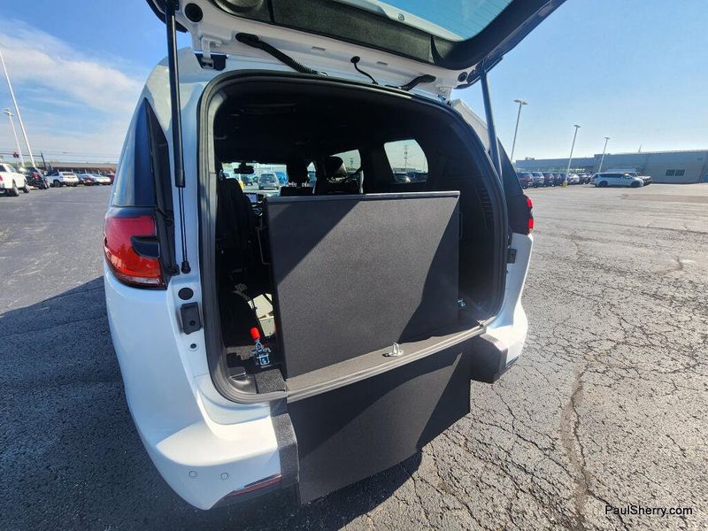 Used 2026 Chrysler Pacifica Select