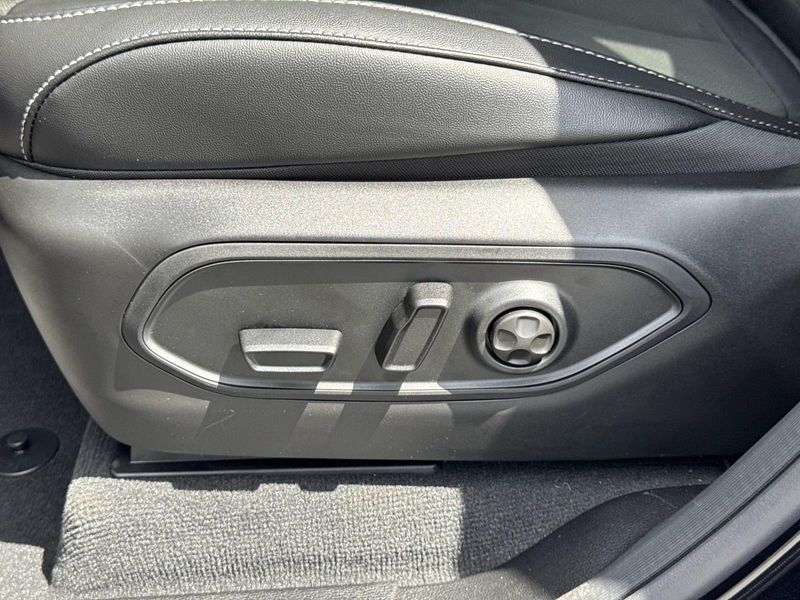 New 2026 Jeep Grand Cherokee Laredo Altitude 4x2