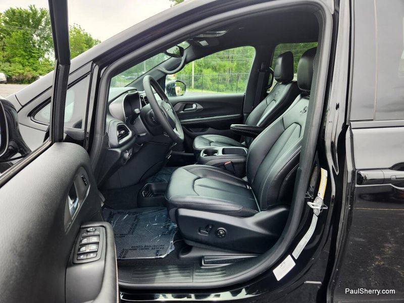 New 2026 Chrysler Pacifica Select