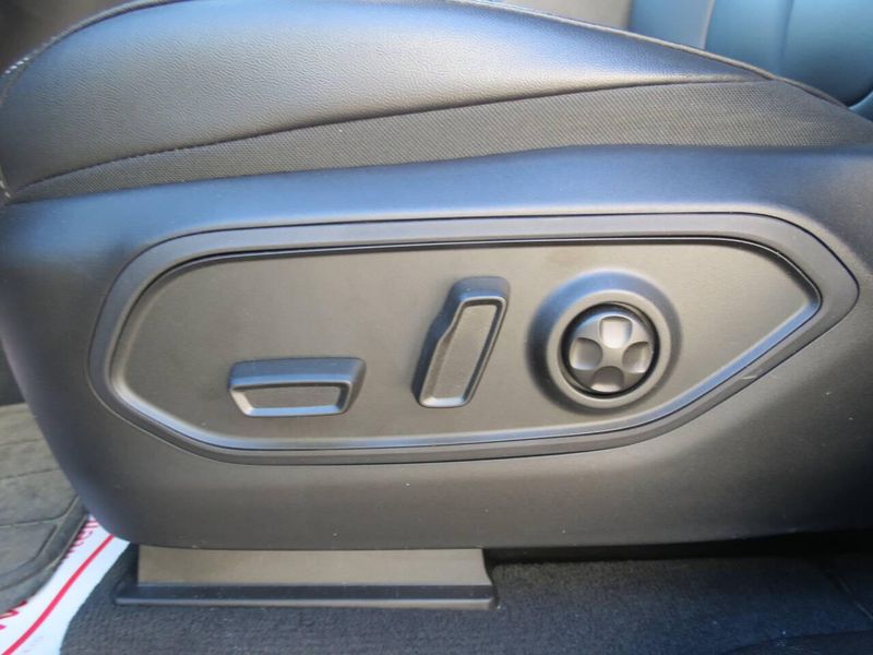 2025 Jeep Grand Cherokee L Limited 4x4Image 13