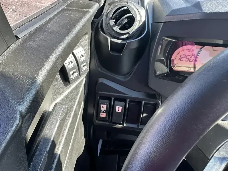 2025 Can-Am DEFENDER LIMITED CAB HD10 DESERT TAN AND STEALTH BLACK Image 6