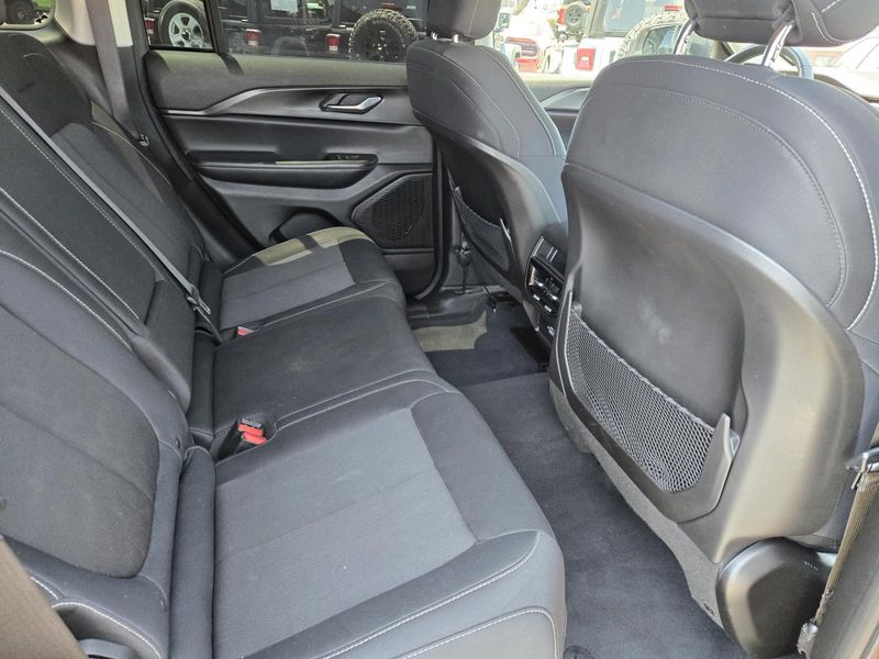 Used 2023 Jeep Grand Cherokee Laredo 4x2