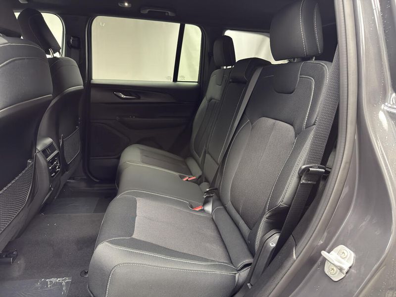 New 2025 Jeep Grand Cherokee Laredo 4x4Image 11