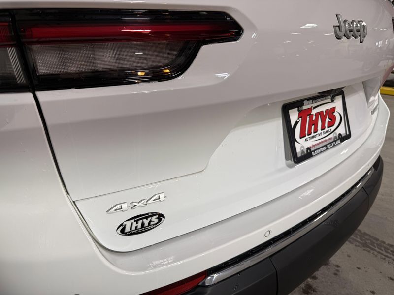 Used 2024 Jeep Grand Cherokee L LaredoImage 5