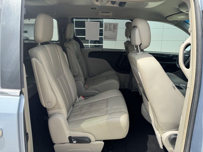 Used 2016 Chrysler Town & Country TouringImage 15