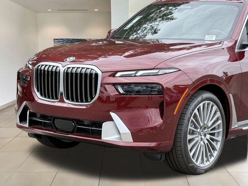 2025 BMW X7 xDrive40iImage 10