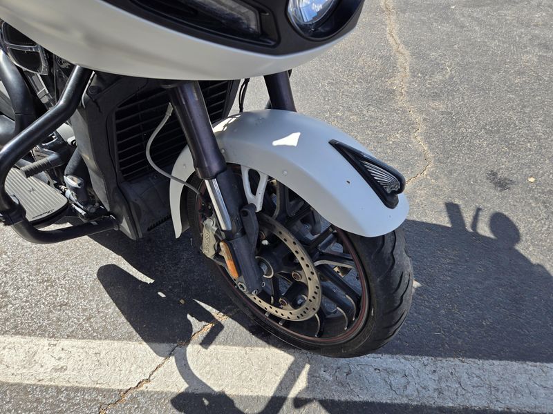 2020 Indian Motorcycle CHALLENGER DARK HORSE WHITE SMOKE Image 13