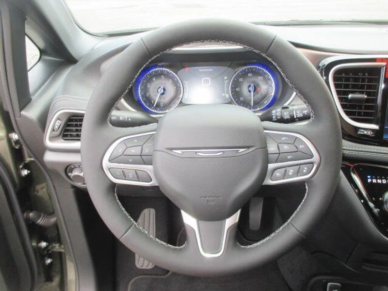 New 2027 Chrysler Pacifica SelectImage 19