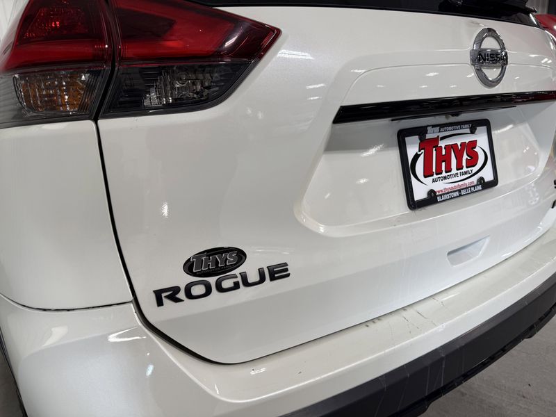 Used 2018 Nissan Rogue SVImage 5