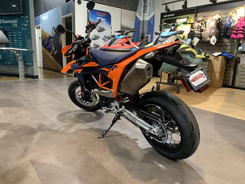 New 2026 KTM 690 SMC R Image 6