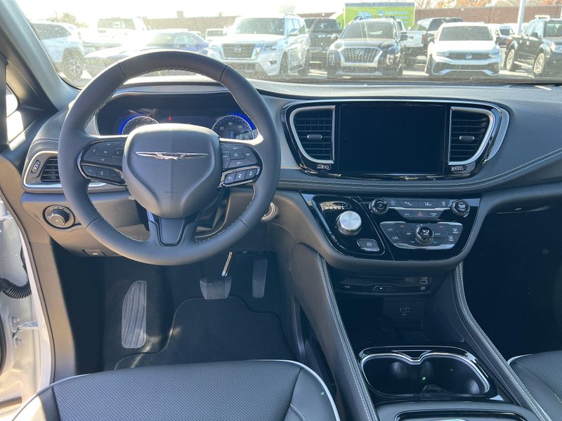 New 2026 Chrysler Pacifica LimitedImage 16