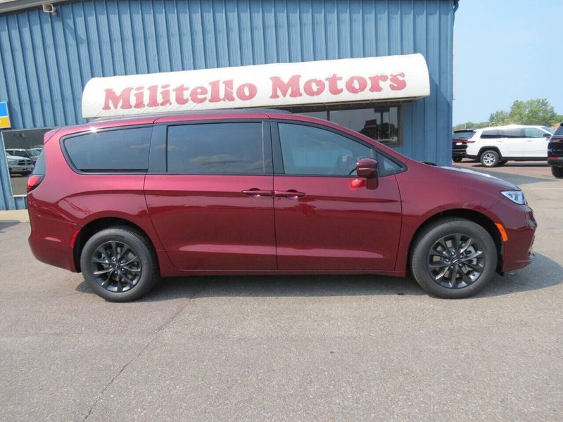 New 2021 Chrysler Pacifica Touring AWD 4dr Mini VanImage 1