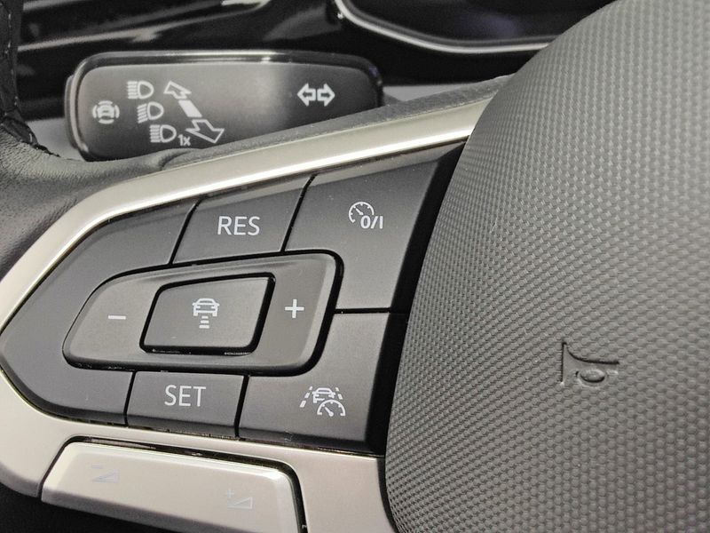 Used 2025 Volkswagen Jetta SE w/SunroofImage 9