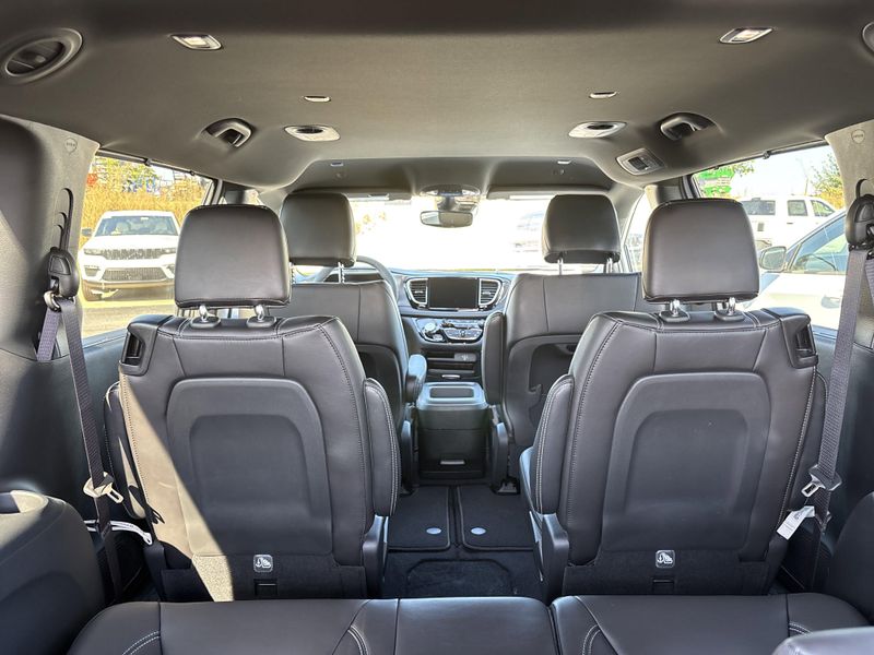 New 2026 Chrysler Pacifica SelectImage 16