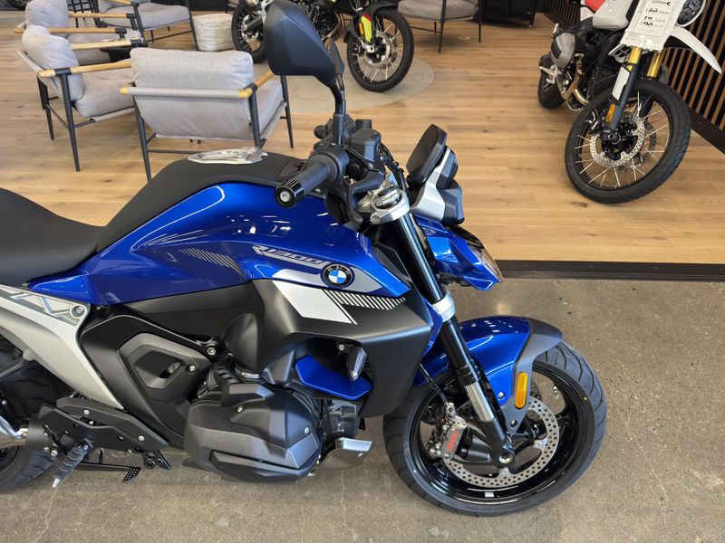 2026 BMW R 1300 R - RACING BLUE METALLIC 