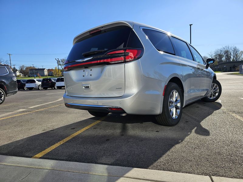 New 2026 Chrysler Pacifica Select AwdImage 3