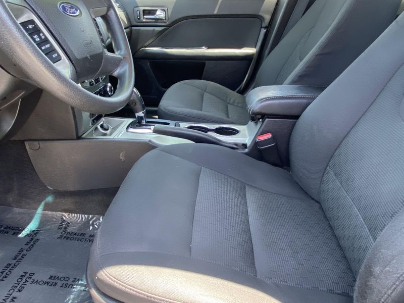 2011 Ford Fusion SEImage 16