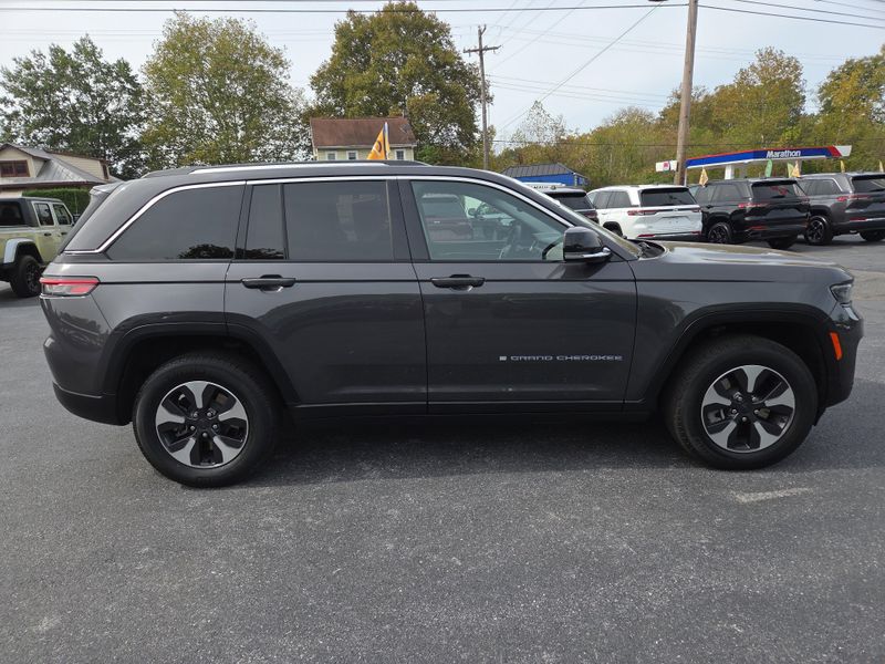 2023 Jeep Grand Cherokee Base photo 2