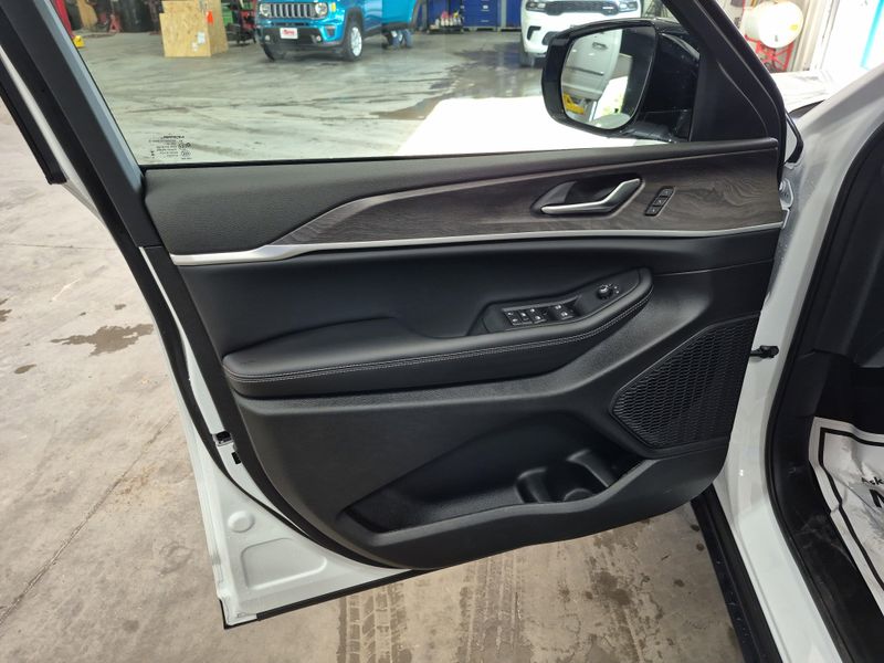 New 2025 Jeep Grand Cherokee L Limited 4x4Image 24