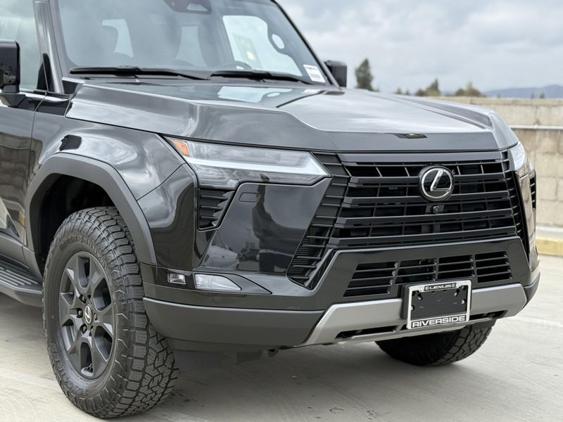 2025 Lexus GX Image 3