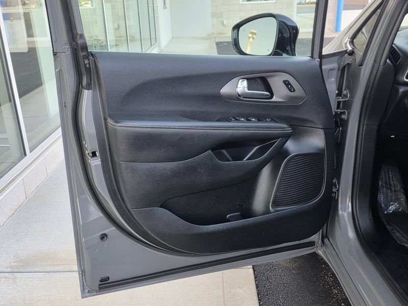 Used 2025 Chrysler Pacifica Select