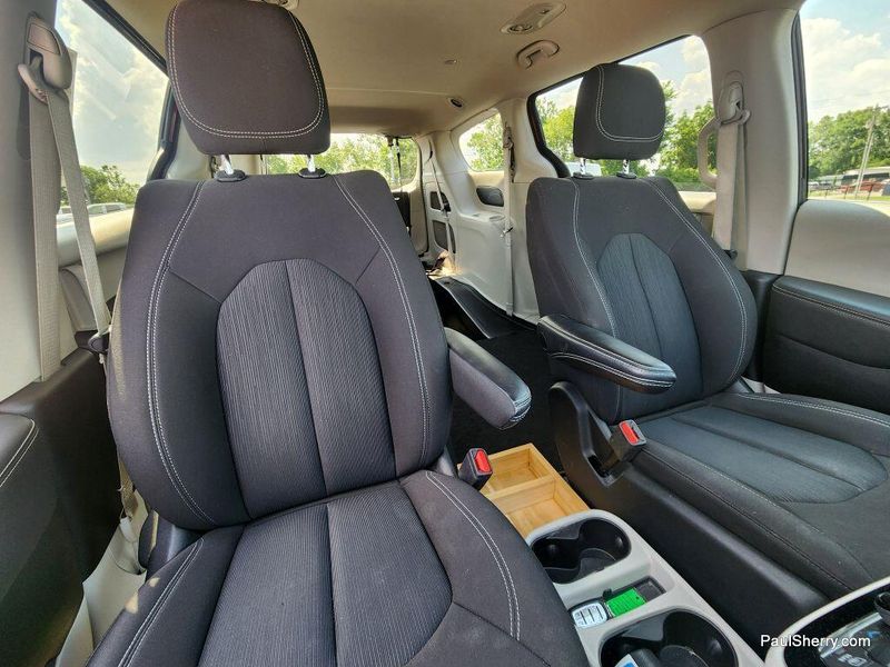 Used 2023 Chrysler Voyager LXImage 3