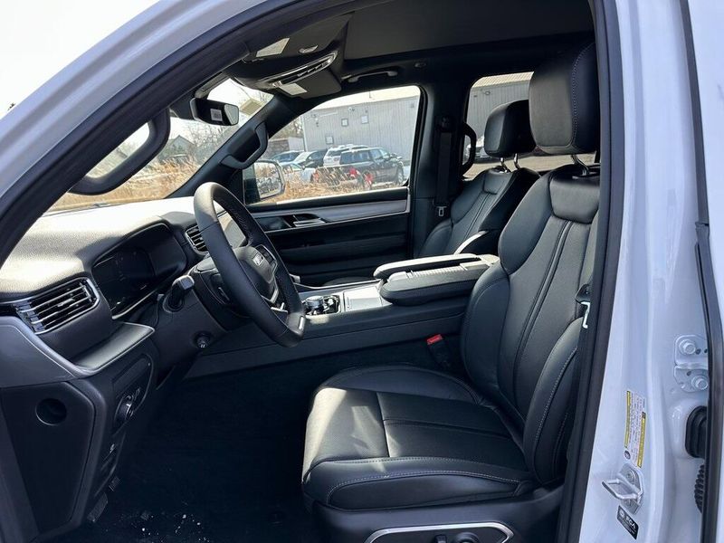 2025 Jeep Wagoneer Series II photo 12