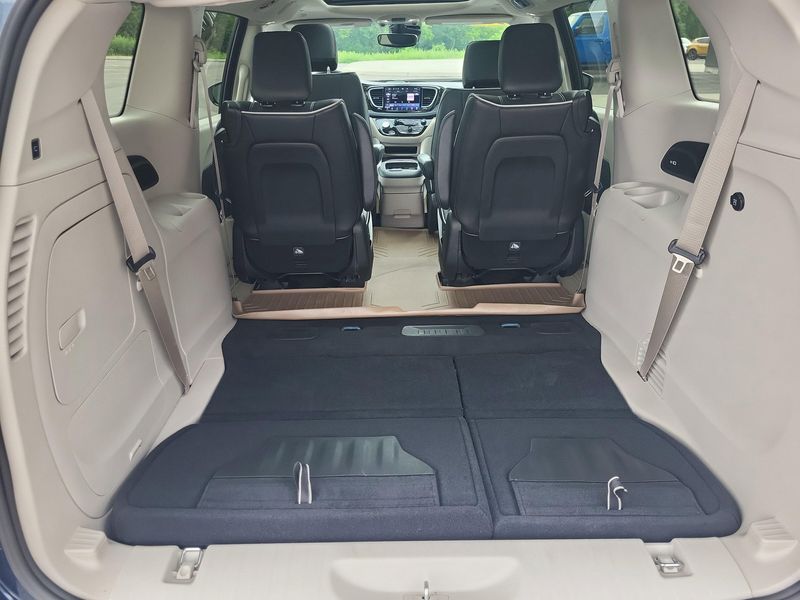 Used 2023 Chrysler Pacifica Hybrid LimitedImage 16