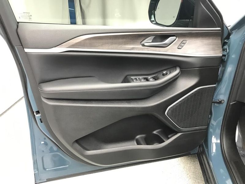 New 2026 Jeep Grand Cherokee L Limited 4x4Image 3