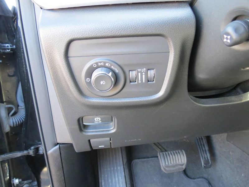 Used 2021 Jeep Grand Cherokee L Limited 4x4 4dr SUVImage 12