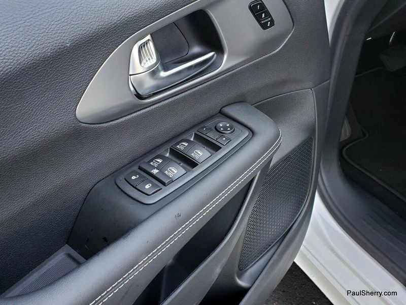 New 2026 Chrysler Pacifica Select