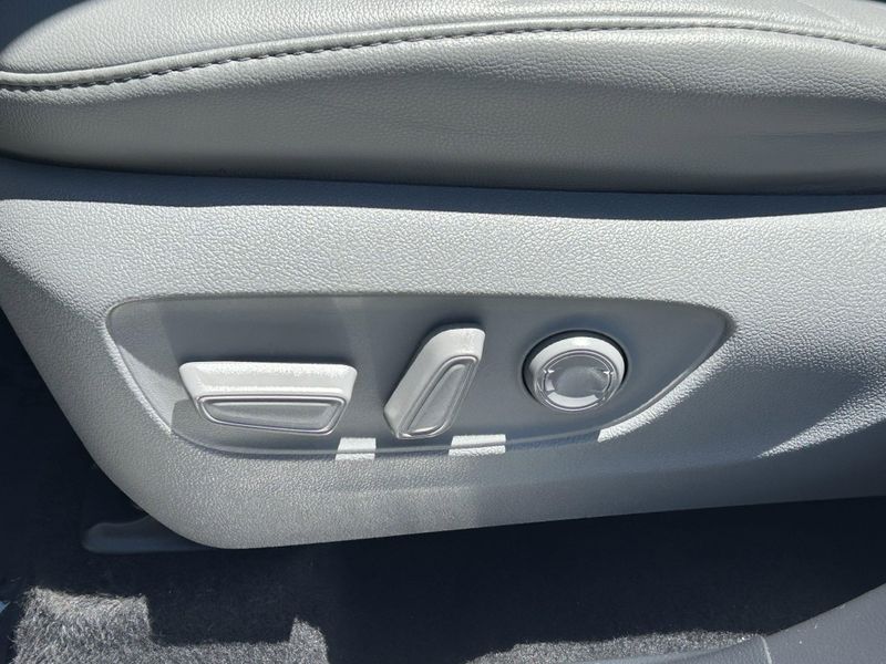 Used 2021 Toyota Highlander LimitedImage 18