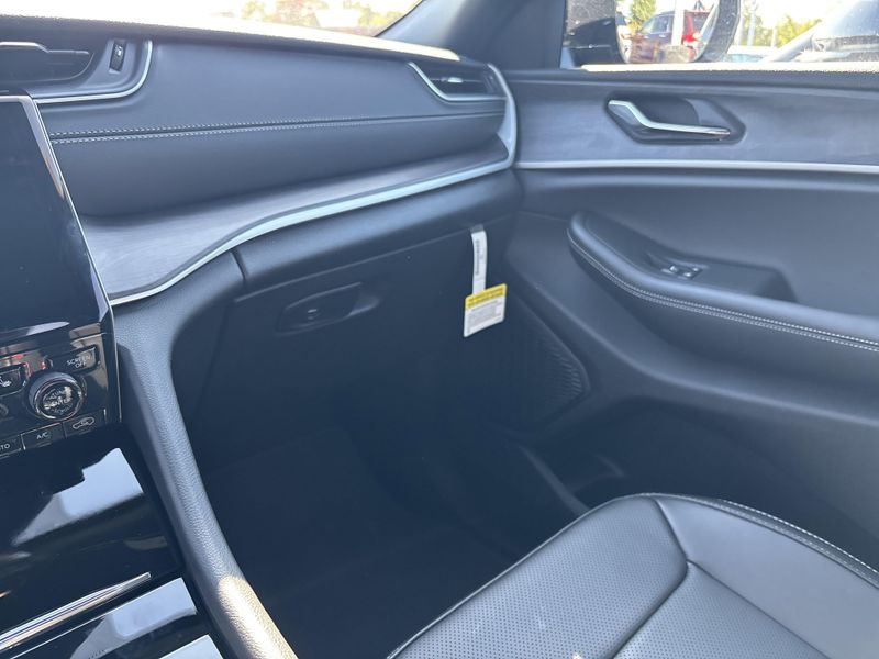 New 2025 Jeep Grand Cherokee Limited 4x4Image 28