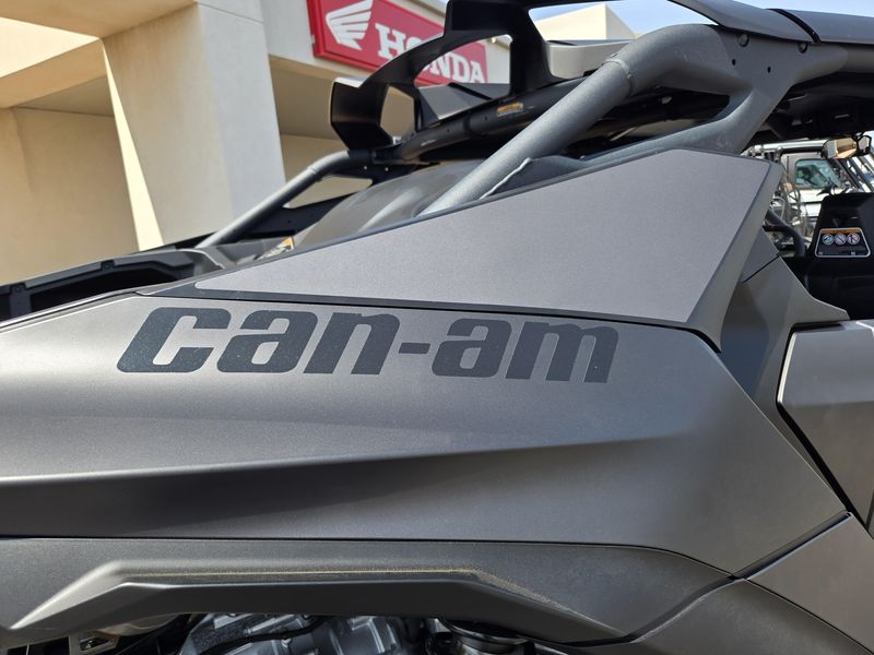 2025 Can-Am MAVERICK R MAX X RS 999TDCT TRIPLE BLACK Image 13