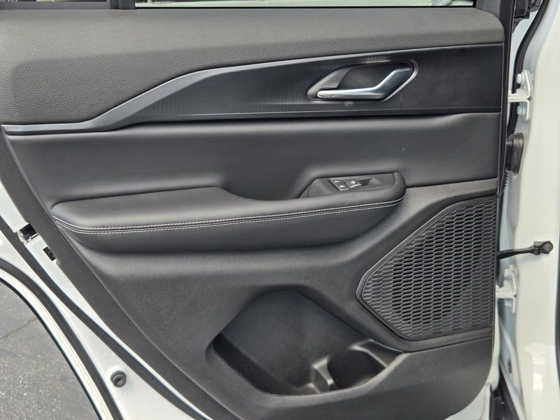 New 2026 Jeep Grand Cherokee Laredo 4x2