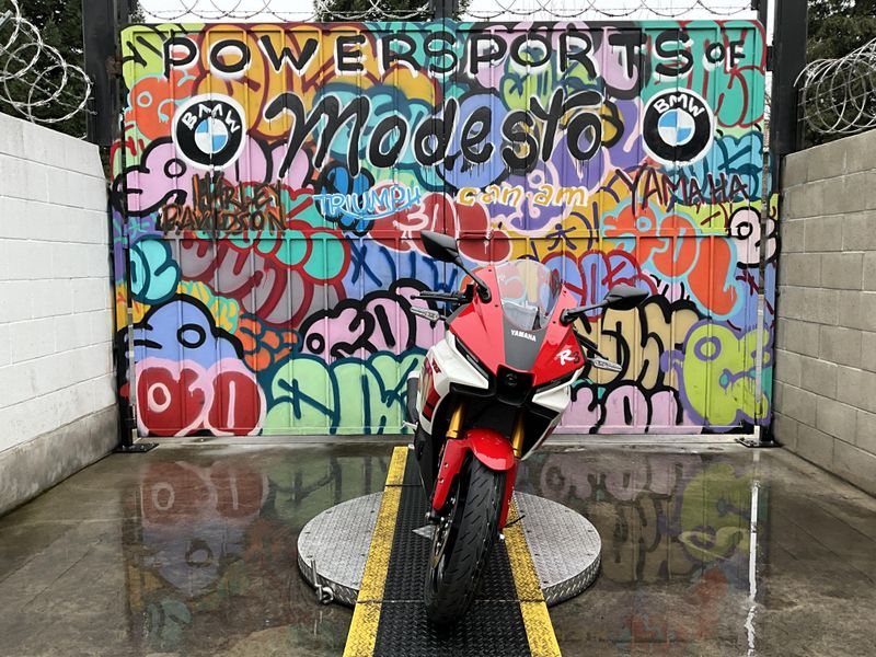 New 2026 Yamaha YZF-R3 ABS 70th Anniversary Edition Image 2