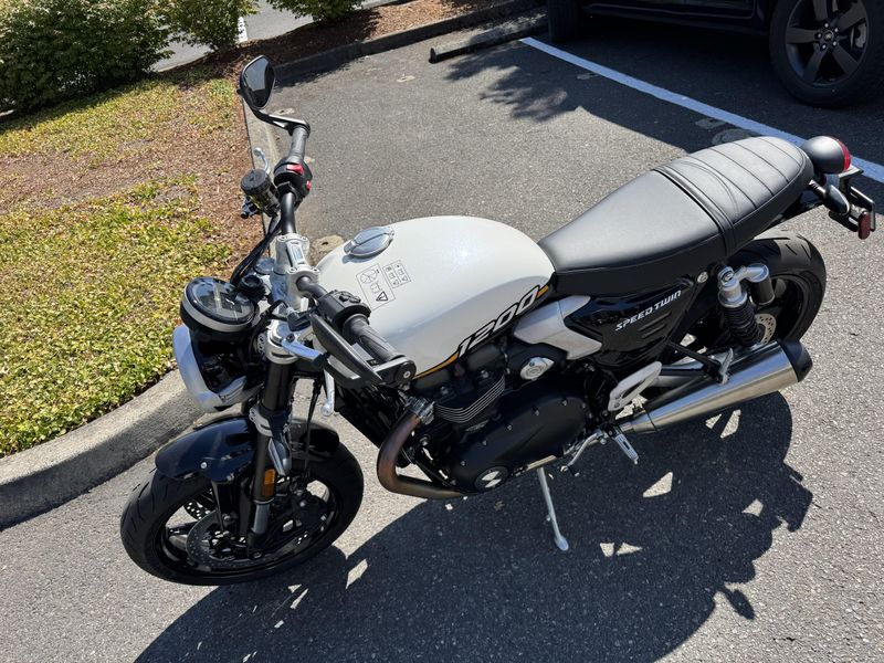 2025 Triumph Speed Twin 1200 - CRYSTAL WHITE - SAPPHIRE BLACK