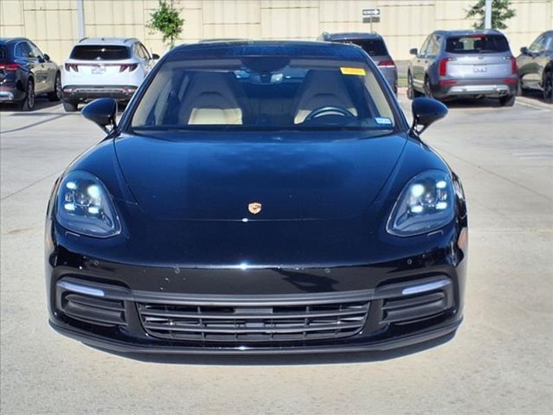 2017 Porsche Panamera BaseImage 10