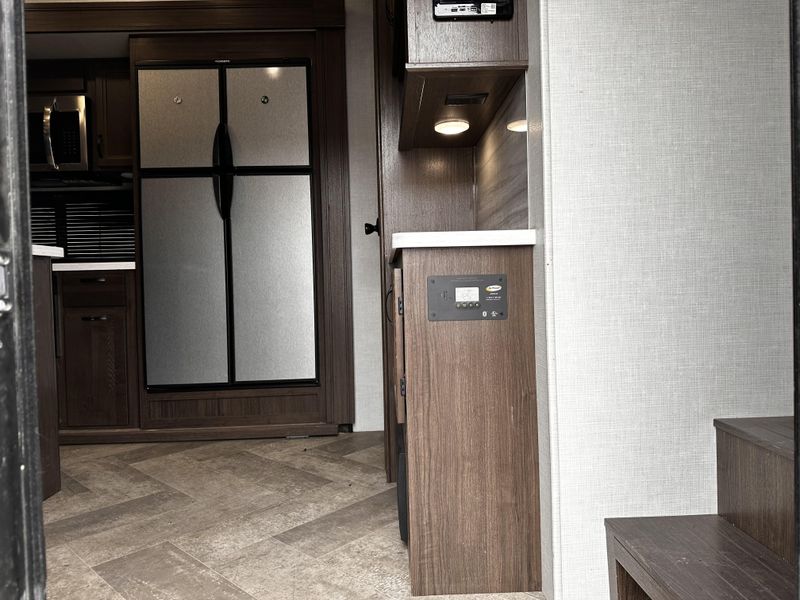 Used 2021 WINNEBAGO VOYAGE 3134RL Image 5
