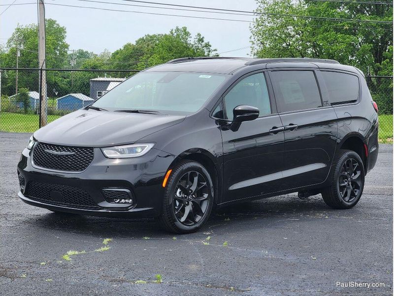 New 2026 Chrysler Pacifica Select