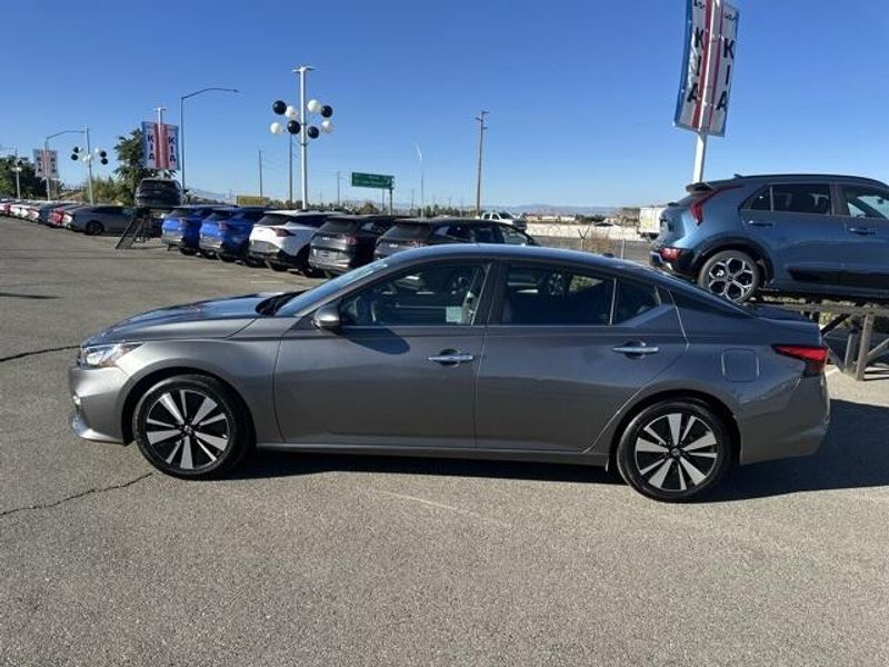 Used 2022 Nissan Altima 2.5 SVImage 2