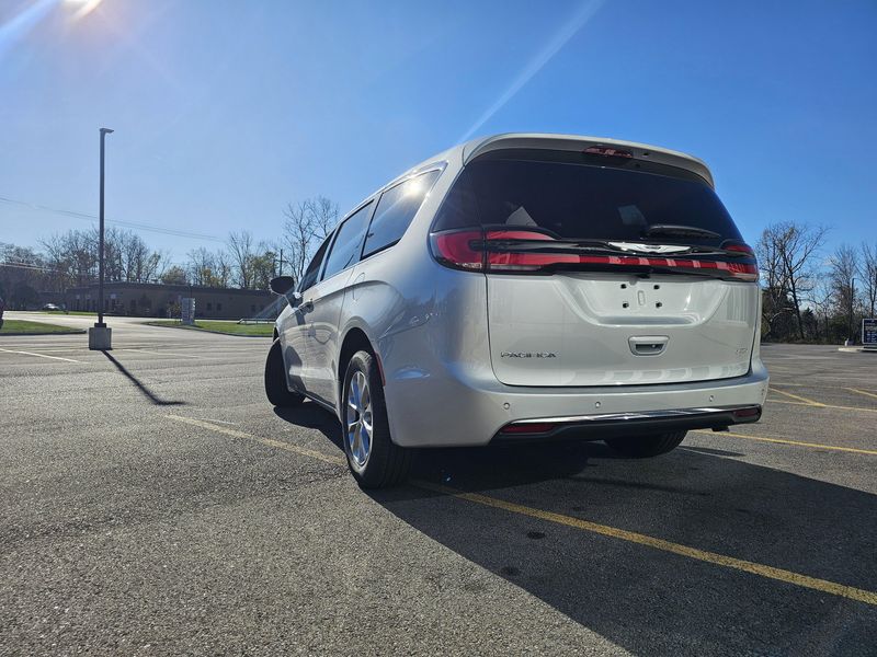 New 2026 Chrysler Pacifica Select AwdImage 4