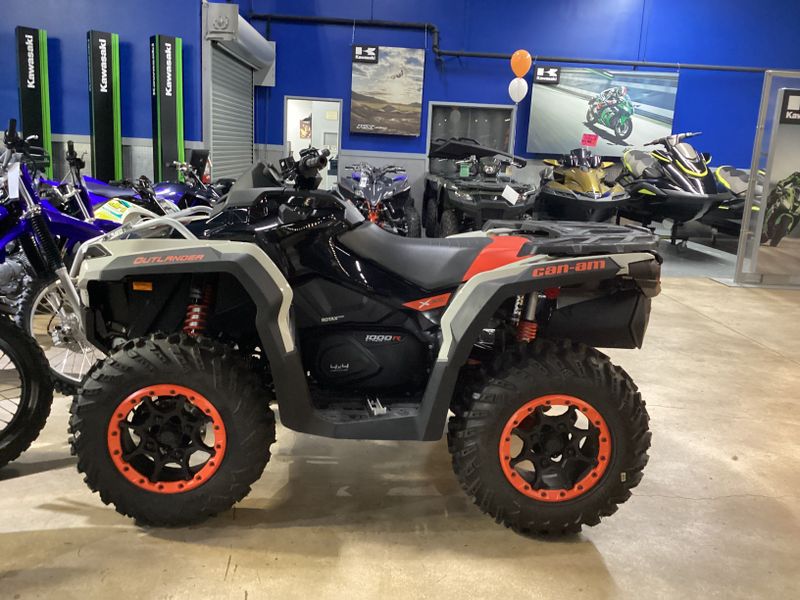 2024 Can-Am OUTLANDER X XC 1000R CHALK GRAY AND CANAM REDImage 10