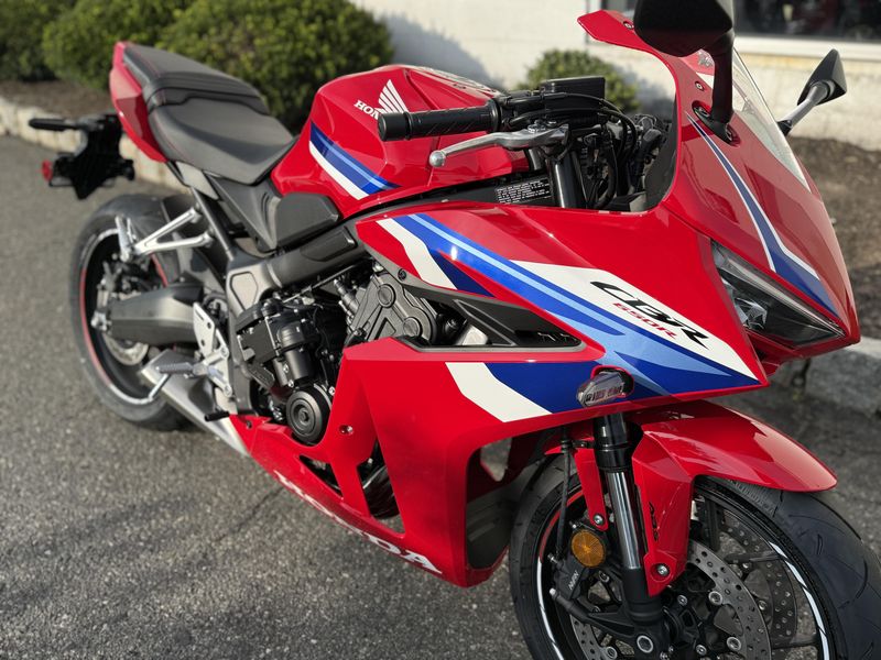 2025 Honda CBR650R EClutchImage 7