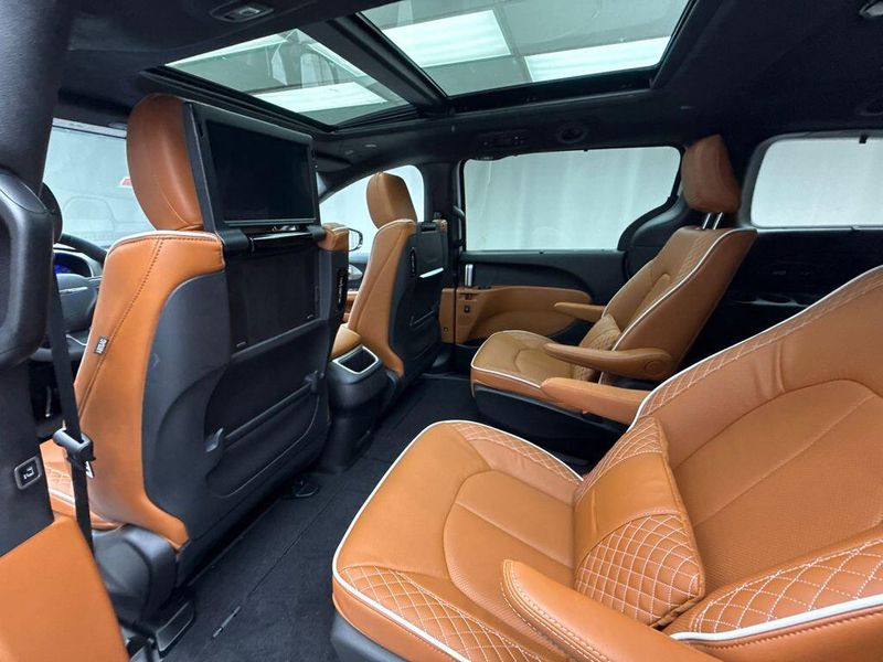 New 2026 Chrysler Pacifica Pinnacle AwdImage 13