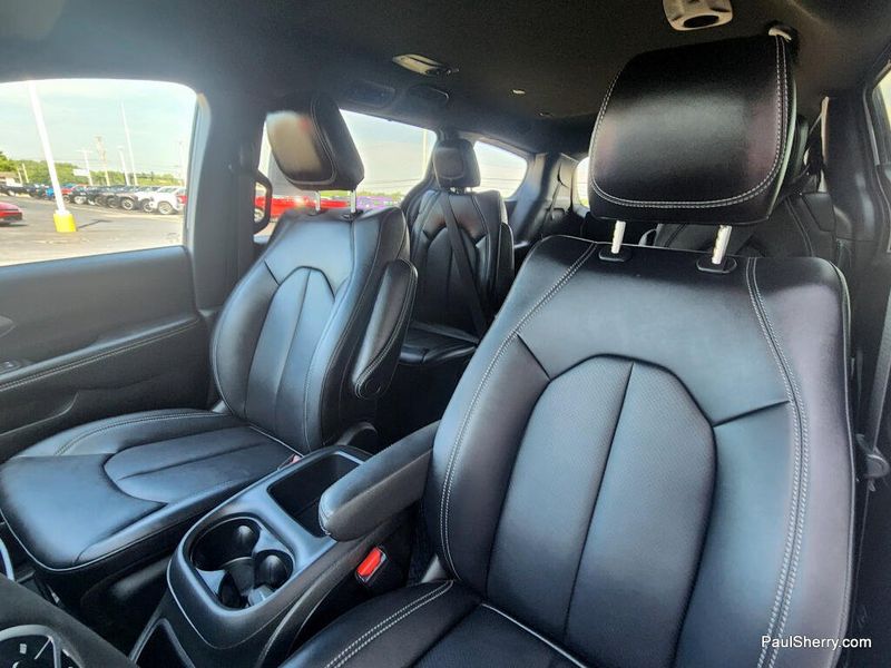 Used 2026 Chrysler Pacifica Select