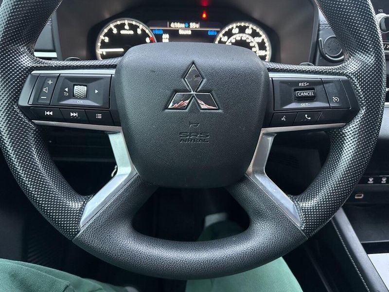 2022 Mitsubishi Outlander ES photo 3