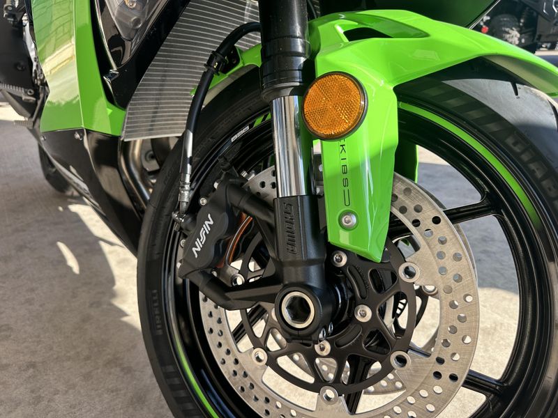 2025 Kawasaki NINJA ZX6R KRT EDITION ABS  LIME GREEN AND EBONY AND PEARL BLIZZARD WHITEImage 6