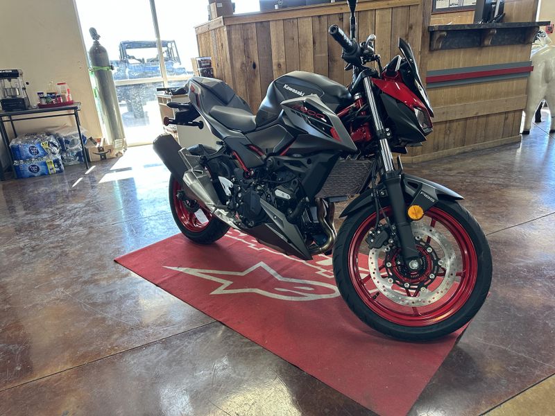 2025 Kawasaki Z500 SE ABS CANDY PERSIMMON RED AND METALLIC FLAT SPARK BLACK AND METALLIC MATTE GRAPHENESTEEL GRAYImage 7